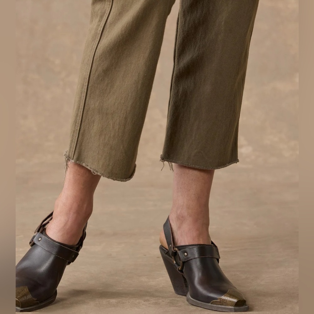 Black Orchid “Ashley Twill Patch Pocket” pants in desert green. - Picture 5 of 5
